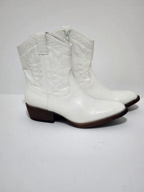 Coconuts by Matisse White Croc-Embossed Western Ankle Booties Size 7